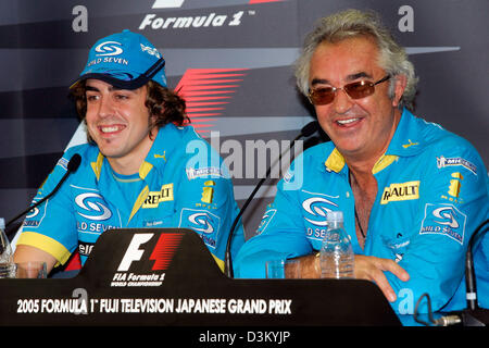 (Dpa) - spanische Formel-1-Fahrer Fernando Alonso (L) von Renault und Renault team Principal italienischen Flavio Briatore lachen während einer Pressekonferenz in der japanischen Formel 1-Strecke in Suzuka, Japan, Donnerstag, 6. Oktober 2005. Der Grand Prix von Japan stattfinden in Suzuka Sonntag, 09 Oktober. Foto: Gero Breloer Stockfoto