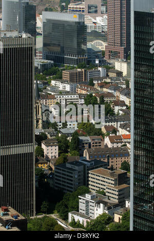 (Dpa) - das Bild vom 24. Juli 2005 zeigt einen Blick auf die Stadt zwischen zwei Wolkenkratzer von der Aussichtsplattform des sogenannten Maintower, Frankfurt Main, Deutschland. Foto: Heiko Wolfraum Stockfoto