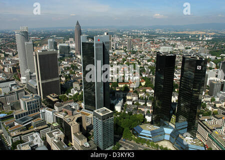 (Dpa) - das Bild vom 24. Juli 2005 zeigt einen Blick auf die Wolkenkratzer der Bank und der Frankfurter Messe Turm (3. v. L zurück) von der Aussichtsplattform des sogenannten Maintower, Frankfurt Main, Deutschland. Foto: Heiko Wolfraum Stockfoto