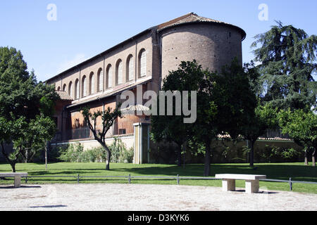 (Dpa) - das Bild datiert 18 September 2005 zeigt der Santa Sabina auf dem Aventin-Hügel, Rom, Italien Kirche. Rom wurde auf sieben Hügeln, genannt Aventin, Kapitol, Esquilin, Palatin, Quirinal, Viminal und Caelius erbaut. Foto: Lars Halbauer Stockfoto