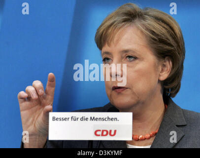 (Dpa) - CDU-Vorsitzende Angela Merkel hält eine Pressekonferenz nach der Party Stuhl treffen in Berlin, Deutschland, Donnerstag, 6. Oktober 2005. Führende CDU-Politiker trafen vor am Hauptsitz der Partei "Konrad-Adenauer-Haus", die Strategie für die anstehenden Sondierungsgespräche mit der SPD zu diskutieren. Foto: Peer Grimm Stockfoto