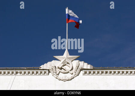 (Dpa) - das Bild vom 7. August 2005 zeigt die steinernen Symbole der sowjetischen Kommunismus (Hammer, Sichel und Stern) und die russische Flagge winken oben in Archangelsk, Russland. Foto: Hinrich Baesemann Stockfoto