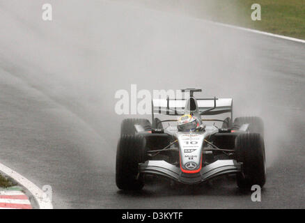 (Dpa) - das Bild zeigt kolumbianische Formel Eins Fahrer Montoya von McLaren Mercedes in Aktion während der dritten Training an der japanischen Formel 1-Strecke in Suzuka, Japan, Samstag, 8. Oktober 2005. Der Grand Prix von Japan stattfinden in Suzuka Sonntag 09 Oktober. Foto: Gero Breloer Stockfoto