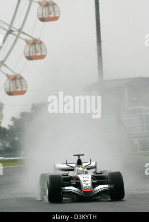 (Dpa) - das Bild zeigt kolumbianische Formel Eins Fahrer Montoya von McLaren Mercedes in Aktion während der dritten Training an der japanischen Formel 1-Strecke in Suzuka, Japan, Samstag, 8. Oktober 2005. Der Grand Prix von Japan stattfinden in Suzuka Sonntag 09 Oktober. Foto: Gero Breloer Stockfoto