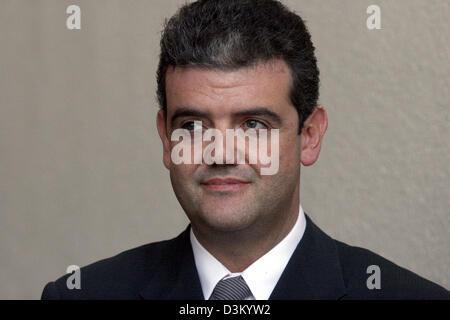 (Dpa) - das Bild zeigt italienischen Dirigent Renato Palumbo während einer Pressekonferenz in der Deutschen Oper in Berlin, Deutschland, Donnerstag, 6. Oktober 2005. 42-jährige Palumbo unterzeichnete einen Vertrag mit der Deutschen Oper am Donnerstag. Er wird als der allgemeine ab Sommer 2006 Musikdirektor amtieren. Der Italiener war in Wien, Istanbul, Rom, Tokio und Chicago vor. Foto: Claudia Esch Stockfoto