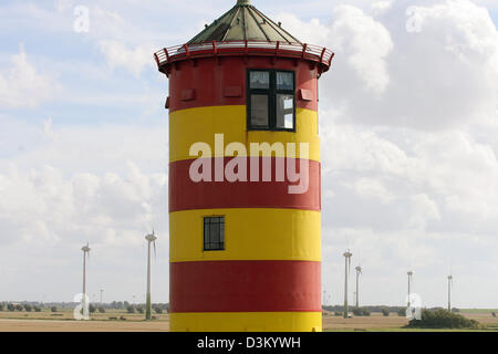 (Dpa) - das Bild vom 4. August 2005 zeigt einen Leuchtturm in Pilsum Deich, Ostfriesland, Deutschland. Foto: Heiko Wolfraum Stockfoto