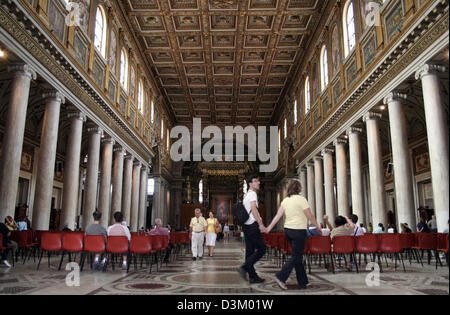 (Dpa) - das Bild zeigt das Hauptschiff der patriarchalischen Basilika Santa Maria Maggiore, eines der wichtigsten Kirchen Roms auf dem Esquilin-Hügel in Rom, Italien, 18. September 2005. Rom wurde auf sieben Hügel Aventin, Kapitol, Esquilin, Palatin, Viminal und Caelius gebaut. Foto: Lars Halbauer Stockfoto