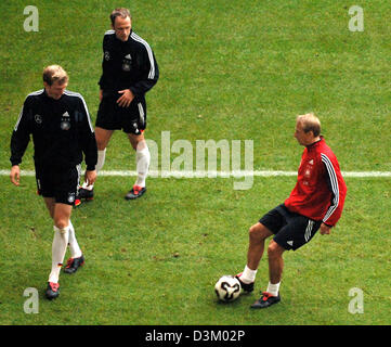 (Dpa) - spielt Fußballtrainer Juergen Klinsmann (R) gegen Nationalspieler Per Mertesacker und Fabian Ernst (C) während des Trainings der Nationalmannschaft in der AOL Arena in Hamburg, Deutschland, Montag, 10. Oktober 2005. Die deutsche Nationalmannschaft konkurriert mit China in einem internationalen Freundschaftsspiel in Hamburg auf Mittwoch, 12. Oktober 2005. Foto: Kay Nietfeld Stockfoto