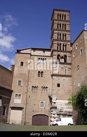 (Dpa) - das Bild vom 18. September 2005 zeigt die Giovanni e Paolo Basilika auf dem Caelius Hill, Rom, Italien. Rom wurde auf sieben Hügeln, genannt Aventin, Kapitol, Esquilin, Palatin, Quirinal, Viminal und Caelius erbaut. Foto: Lars Halbauer Stockfoto