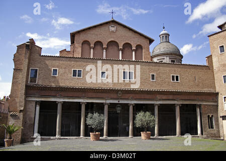 (Dpa) - das Bild vom 18. September 2005 zeigt die Giovanni e Paolo Basilika auf dem Caelius Hill, Rom, Italien. Rom wurde auf sieben Hügeln, genannt Aventin, Kapitol, Esquilin, Palatin, Quirinal, Viminal und Caelius erbaut. Foto: Lars Halbauer Stockfoto