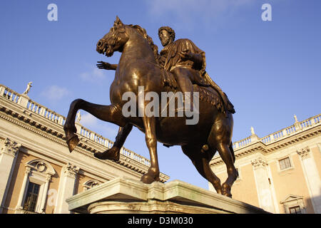 (Dpa) - das Bild vom 18. September 2005 zeigt die Reiterstatue des Marc Aurel auf dem Kapitol am Kapitol in Rom, Italien. Rom wurde auf sieben Hügeln, genannt Aventin, Kapitol, Esquilin, Palatin, Quirinal, Viminal und Caelius erbaut. Foto: Lars Halbauer Stockfoto