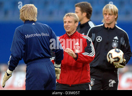 (Dpa) - deutscher Fußball-Trainer Juergen Klinsmann (C) spricht mit seinem Torhüter Oliver Kahn, stehen neben Timo Hildebrand (R) und Teammanager Oliver Bierhoff (2. v. R, bedeckt) während der letzten Training der deutschen Fußball-Kader in der AOL-Arena in Hamburg, Deutschland, Dienstag, 11. Oktober 2005. Deutschland wird gegen China in der internationalen Frien spielen Stockfoto