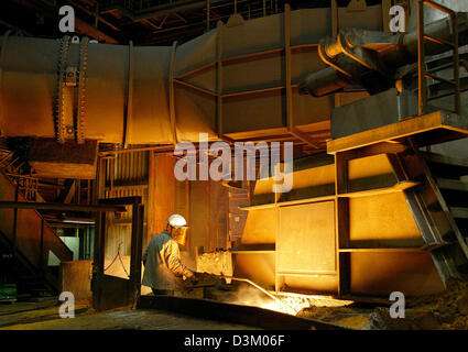 (Dpa) - nimmt ein Mitarbeiter von "ThyssenKrupp Steel AG" eine Probe glühenden Rohstahl des Hochofens "Schwelgern 1" in Duisburg, Deutschland, 22 September 2005. Foto: Felix Heyder Stockfoto