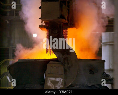 (Dpa) - eine dampfende Pfanne Roheisen wird hinzugefügt, um den Konverter im Stahlwerk Beeckerwerth der ThyssenKrupp Stahl AG in Duisburg, Deutschland, 22. September 2005. Foto: Felix Heyder Stockfoto