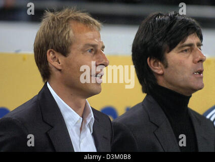 (Dpa) - Fußball-Trainer Jürgen Klinsmann (L) und Co-Trainer Joachim Loew (L-R) singen die Nationalhymne vor dem Spiel Deutschland gegen China in der AOL Arena in Hamburg, Deutschland, 12. Oktober 2005. Deutschland gewann das Spiel 1: 0. Foto: Maurizio Gambarini Stockfoto