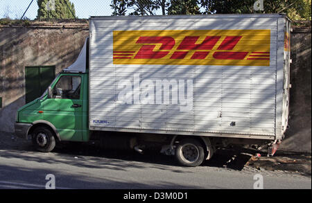 (Dpa) - ein Lieferwagen von DHL, das Transportunternehmen die Deutsche Post World Net, in den Straßen von Rom, Italien, 1. Oktober 2005 abgebildet. Foto: Lars Halbauer Stockfoto