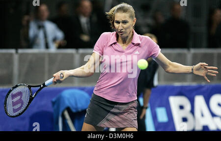 (Dpa) - der ehemalige Weltklasse-Tennis-pro deutsche Steffi Graf trifft eine Vorhand während einer Ausstellung Spiel Vs argentinischen Gabriela Sabatini in der SAP Arena in Mannheim, Deutschland, 15. Oktober 2005. Der ehemalige Führer der WTA-Weltrangliste Liste und ihre langjährige Rivalin aus Argentinien standen sich 40-Mal auf der WTA-ProTour. 29 Mal gewann die deutsche in Brühl geboren, mit ihrer Familie lebt Stockfoto