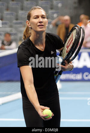 (Dpa) - verschenkt ehemalige Welt Klasse Tennis pro deutsche Steffi Graf einen Ball und ihre Schläger nach eine Ausstellung Spiel gegen Argentinien Gabriela Sabatini in der SAP Arena in Mannheim, Deutschland, 15. Oktober 2005. Der ehemalige Führer der WTA-Weltrangliste besiegte ihre ehemalige Rivalin 6: 4; 6: 2 in einem Highclass-Match. Graf und ihre langjährige Rivalin aus Argentinien standen sich 40-Mal auf Stockfoto