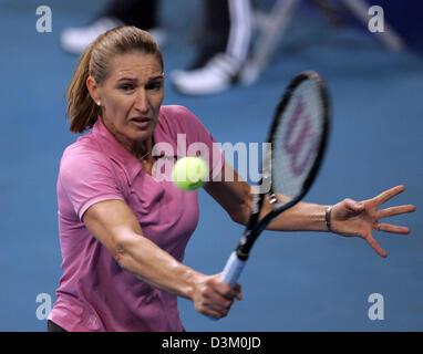 (Dpa) - der ehemalige Weltklasse-Tennis-pro deutsche Steffi Graf eine Rückhand während einer Ausstellung Spiel Vs argentinischen Gabriela Sabatini in der SAP Arena in Mannheim, Deutschland, 15. Oktober 2005 trifft. Der ehemalige Führer der WTA-Weltrangliste besiegte ihre ehemalige Rivalin 6: 4; 6: 2 in einem Highclass-Match. Graf und ihre langjährige Rivalin aus Argentinien standen sich 40-Mal auf der WTA-ProTour. 2 Stockfoto