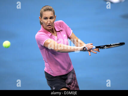 (Dpa) - der ehemalige Weltklasse-Tennis-pro deutsche Steffi Graf eine Rückhand während einer Ausstellung Spiel Vs argentinischen Gabriela Sabatini in der SAP Arena in Mannheim, Deutschland, 15. Oktober 2005 trifft. Der ehemalige Führer der WTA-Weltrangliste besiegte ihre ehemalige Rivalin 6: 4; 6: 2 in einem Highclass-Match. Graf und ihre langjährige Rivalin aus Argentinien standen sich 40-Mal auf der WTA-ProTour. 2 Stockfoto