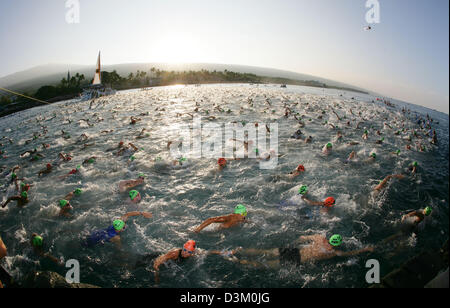 (Dpa) - 1.800 Athleten starten in die Ironman-Weltmeisterschaft am Pier von Kona auf Hawaii, USA, Samstag, 15. Oktober 2005. Vor von ihnen liegen 3,8 Kilometer Schwimmen, 180 Kilometer Radfahren und einem Marathon. Foto: Thomas Frey Stockfoto