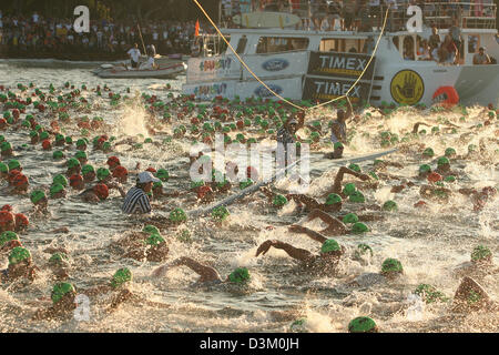 (Dpa) - 1.800 Athleten starten in die Ironman-Weltmeisterschaft am Pier von Kona auf Hawaii, USA, Samstag, 15. Oktober 2005. Vor von ihnen liegen 3,8 Kilometer Schwimmen, 180 Kilometer Radfahren und einem Marathon. Foto: Thomas Frey Stockfoto