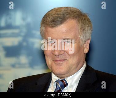 (Dpa-Dateien) - ist der stellvertretende Vorsitzende des sozialen konservativen (CSU) Horst Seehofer zu Gast in einer Talkshow in Berlin, Deutschland, 28. April 2005. Seehofer ist Bundesministerin für Verbraucherschutz und Landwirtschaft bestimmt. Dpa kam zu wissen, dass die CSU-Vorstands in München, Deutschland, Sonntag, 16. Oktober 2005. Es wird gesagt, dass Vorsitzender der CSU Edmund Stoiber diesen Vorschlag zu machen will Stockfoto