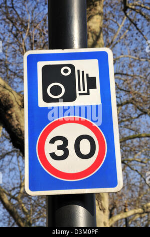 London, England, Vereinigtes Königreich. Straßenschild - 30 Meilen pro Stunde zu begrenzen / Geschwindigkeit Kameras in Aktion Stockfoto