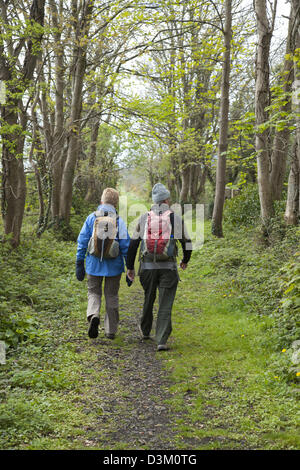 Paar zu Fuß entlang des Coastal Path Dundrum, County Down, Nordirland. Stockfoto