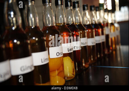 Verschiedene Aromen und Mischer für Cocktails in einer Bar. Stockfoto