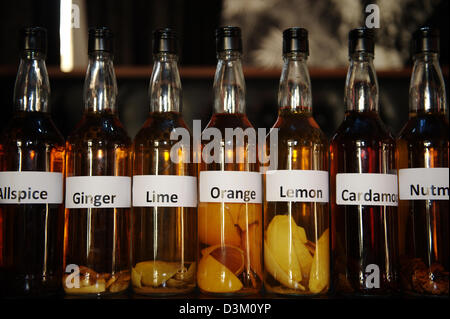 Verschiedene Aromen und Mischer für Cocktails in einer Bar. Stockfoto