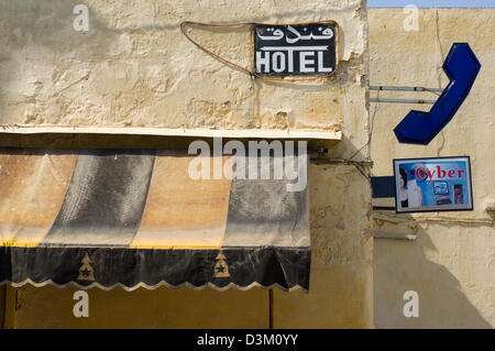 Hotel und Telefon-Zeichen in der Medina von Fes, Marokko Stockfoto