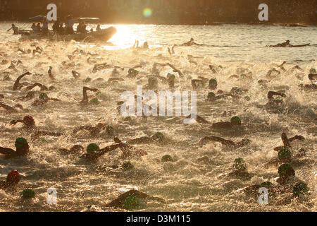 (Dpa) - 1.800 Athleten starten in die Ironman-Weltmeisterschaft am Pier von Kona auf Hawaii, USA, Samstag, 15. Oktober 2005. Vor von ihnen liegen 3,8 Kilometer Schwimmen, 180 Kilometer Radfahren und einem Marathon. Foto: Thomas Frey Stockfoto