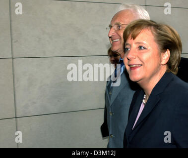 (Dpa) - Vorsitzende der konservativen (CDU) Angela Merkel und den Kopf von dem sozialen konservativen (CSU) Edmund Stoiber ankommen zu Sondierungsgesprächen in der SPD Partei Hauptsitz in Berlin, Deutschland, Dienstag, 18. Oktober 2005. Foto: Stephanie Pilick Stockfoto