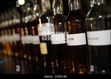 Verschiedene Aromen und Mischer für Cocktails in einer Bar. Stockfoto