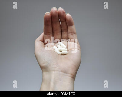 Frau mit Pillen in der Handfläche, Nahaufnahme Stockfoto