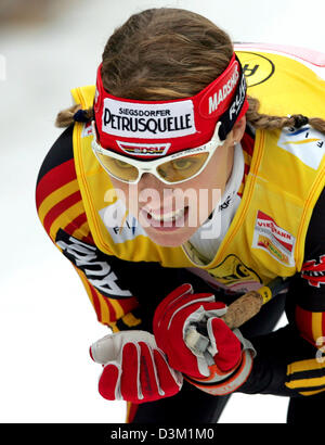 (Dpa) - im Bild deutsche pro Skifahrer Evi Sachenbacher-Stehle auf der Strecke während der FIS Langlauf Weltcup-Start an den Flussufern der Rhein in Düsseldorf, Sonntag, 23. Oktober 2005. 150 LKW-Ladungen mit ca. 4.000 Kunstschnee aus Neuss in die Hauptstadt Nordrhein Westfalens transportiert wurden und bereit, eine ca. 800 m lange Langlauf Tra Stockfoto