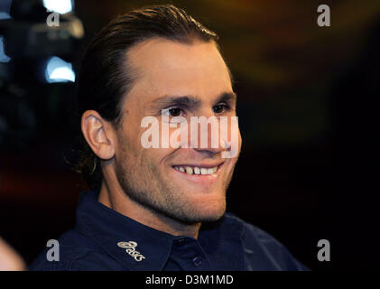 (Dpa) - im Bild deutsche Triathletin Faris Al-Sultan aus München in einer Talkshow in Bremen, Deutschland, 21. Oktober 2005. Der Sohn einer deutschen Mutter und eines irakischen Vaters gewann den diesjährigen Ironman World Championship Hawaii. Die 27-j hrige machte die 226 Kilometer lange Strecke zwischen Kona und Hawaii in 08:14:17 Stunden und erreicht eine der schnellsten Zeiten in Ironman World Championship Stockfoto