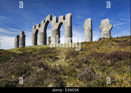 Fyrish Monument an einem schönen Tag auf Fyrish Hill, in der Nähe von Evanton, Easter Ross Schottland gesagt, eine Nachbildung des Gates Negapatam Stockfoto