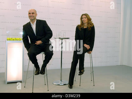 (Dpa) - Tennis Star-paar Andre Agassi und Stefanie Graf (R) fördern die neueste Kreation der Duft für Männer und Frauen von Aramis 'Aramis immer' in München, benannt Montag, 24. Oktober 2005. Foto: Frank Maechler Stockfoto