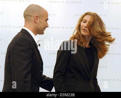 (Dpa) - Tennis Star-paar Andre Agassi und Stefanie Graf (R) fördern die neueste Kreation der Duft für Männer und Frauen von Aramis 'Aramis immer' in München, benannt Montag, 24. Oktober 2005. Foto: Frank Maechler Stockfoto