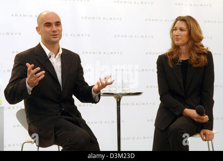 (Dpa) - Tennis Star-paar Andre Agassi und Stefanie Graf (R) fördern die neueste Kreation der Duft für Männer und Frauen von Aramis 'Aramis immer' in München, benannt Montag, 24. Oktober 2005. Foto: Frank Maechler Stockfoto