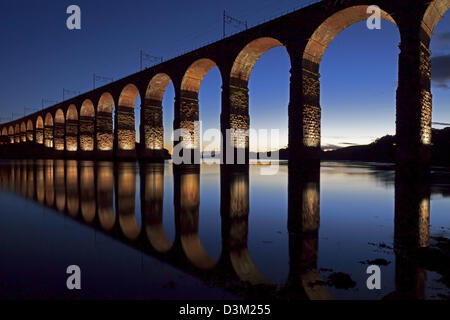 Die Royal Border Bridge in der Dämmerung, Berwick-upon-Tweed, Northumberland Stockfoto