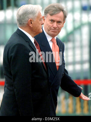 (Dpa) - German President Horst Koehler (R) begrüßt seinen Amtskollegen aus Litauen, Valdas Adamkus, mit militärischen Ehren auf dem Schloss Charlottenburg in Berlin, Deutschland, Dienstag, 25. Oktober 2005. Adamkus treffen auch mit Bundeskanzler Gerhard Schroeder. An der Spitze seines Berlin-Besuches sprach er schwere Kritiker über das Deutsch-russische Memorandum of Understanding über die Stockfoto