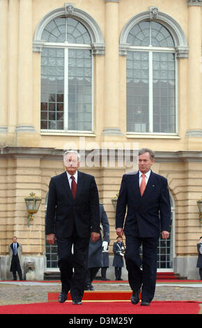 (Dpa) - German President Horst Koehler (R) begrüßt seinen Amtskollegen aus Litauen, Valdas Adamkus, mit militärischen Ehren auf dem Schloss Charlottenburg in Berlin, Deutschland, Dienstag, 25. Oktober 2005. Adamkus treffen auch mit Bundeskanzler Gerhard Schroeder. An der Spitze seines Berlin-Besuches sprach er schwere Kritiker über das Deutsch-russische Memorandum of Understanding über die Stockfoto