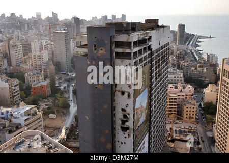 (Dpa) Die Bilder zeigen, dass das ehemalige Holiday Inn Hotel in den Bürgerkrieg in Beirut, Libanon, 9. Oktober 2005 zerstört. Im Hintergrund ist das Viertel Hamra und der berühmten Uferpromenade Corniche. Foto: Oliver Berg Stockfoto