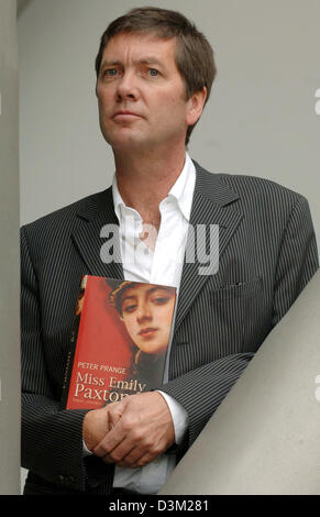 (Dpa) - stellt deutsche Autor Peter Prange sein neues Buch "Miss Emily Paxton" auf der internationalen Buchmesse in Frankfurt, Deutschland, 21. Oktober 2005. Foto: Jan Woitas Stockfoto
