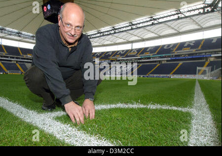 (Dpa) - das Bild zeigt Rainer Ernst lächelnd auf dem Rasen in die Commerzbank Arena in Frankfurt Main, Deutschland, Dienstag, 25. Oktober 2005. Ernst ist Mitglied des sogenannten "Grass Expertenteams", um sicherzustellen, dass die besten möglich Rasen Rasen in deutschen Fußballstadien, die als Host Stellplätze, die FIFA WM 2006-Spiele verantwortlich. Foto: Werner Baum Stockfoto