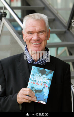 (Dpa) - lächelt Autor Burkhard trockensten (66) die Frankfurt Book Fair 2005 in Frankfurt Main, Deutschland, 21. Oktober 2005. Foto: Uwe Zucchi Stockfoto