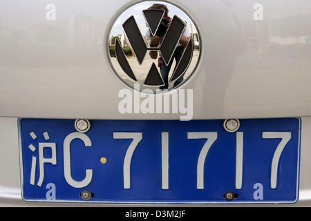 (Dpa) - ein chinesisches Nummernschild im Bild darunter das Logo eines Volkswagen Autos auf dem Gelände der Volkswagen (VW) Produktion Werk in Shanghai, China, 13. Oktober 2005. Foto: Gero Breloer Stockfoto